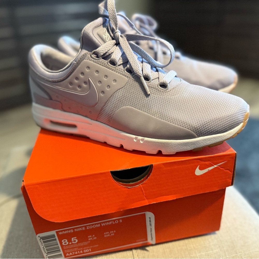 Nike Zoom Winflo 8 in Light Gray